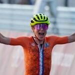 Van Vleuten levanta los brazos al cruzar la meta pensando que había ganado el oro