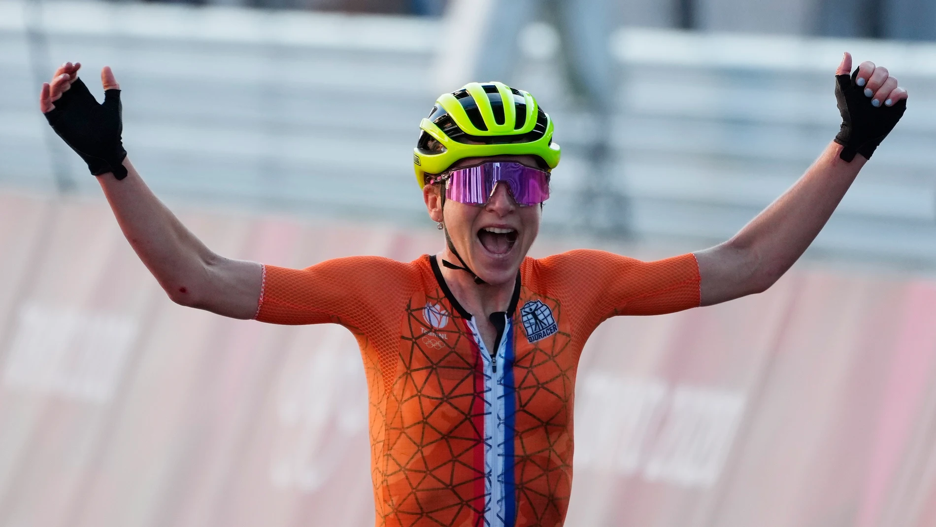 Van Vleuten levanta los brazos al cruzar la meta pensando que había ganado el oro