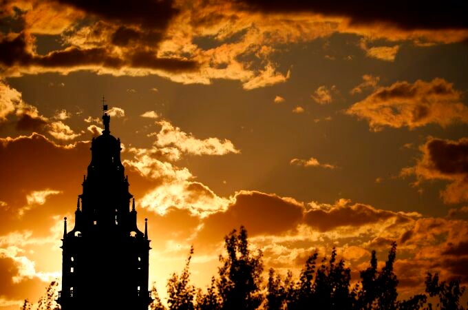 CÓRDOBA. Un atardecer con cielos nubosos sobre la Mezquita - Catedral de Córdoba. EFE/Salas