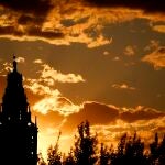 CÓRDOBA. Un atardecer con cielos nubosos sobre la Mezquita - Catedral de Córdoba. EFE/Salas