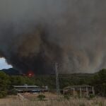 Columna de humo del incendio vista desde Sant Martí de Tous, a 25 de julio de 2021, en San Martín de Tous, Barcelona. Lorena Sopêna / Europa Press