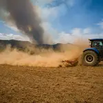 Un agricultor trabaja para evitar la expansión del incendio localizado en Santa Coloma de Queralt