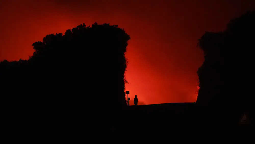 El fuego avanza en Oristano, en Cerdeña