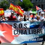Marcha convocada este domingo en Madrid en defensa de los derechos humanos en Cuba que ha discurrido entre la plaza de Cibeles y la plaza de Callao