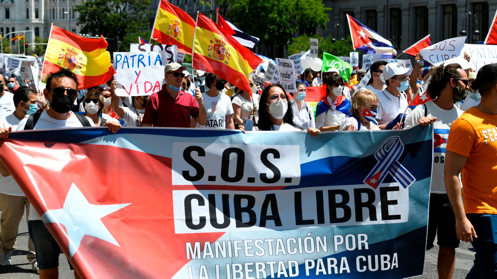 Marcha convocada este domingo en Madrid en defensa de los derechos humanos en Cuba que ha discurrido entre la plaza de Cibeles y la plaza de Callao
