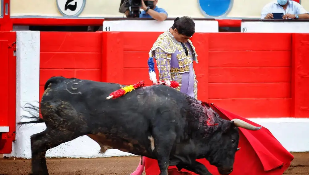 Ureña, en un muletazo en el segundo toro hoy en Santander