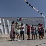 Algunas personas hacen cola a las puertas del Hospital Zendal para vacunarse