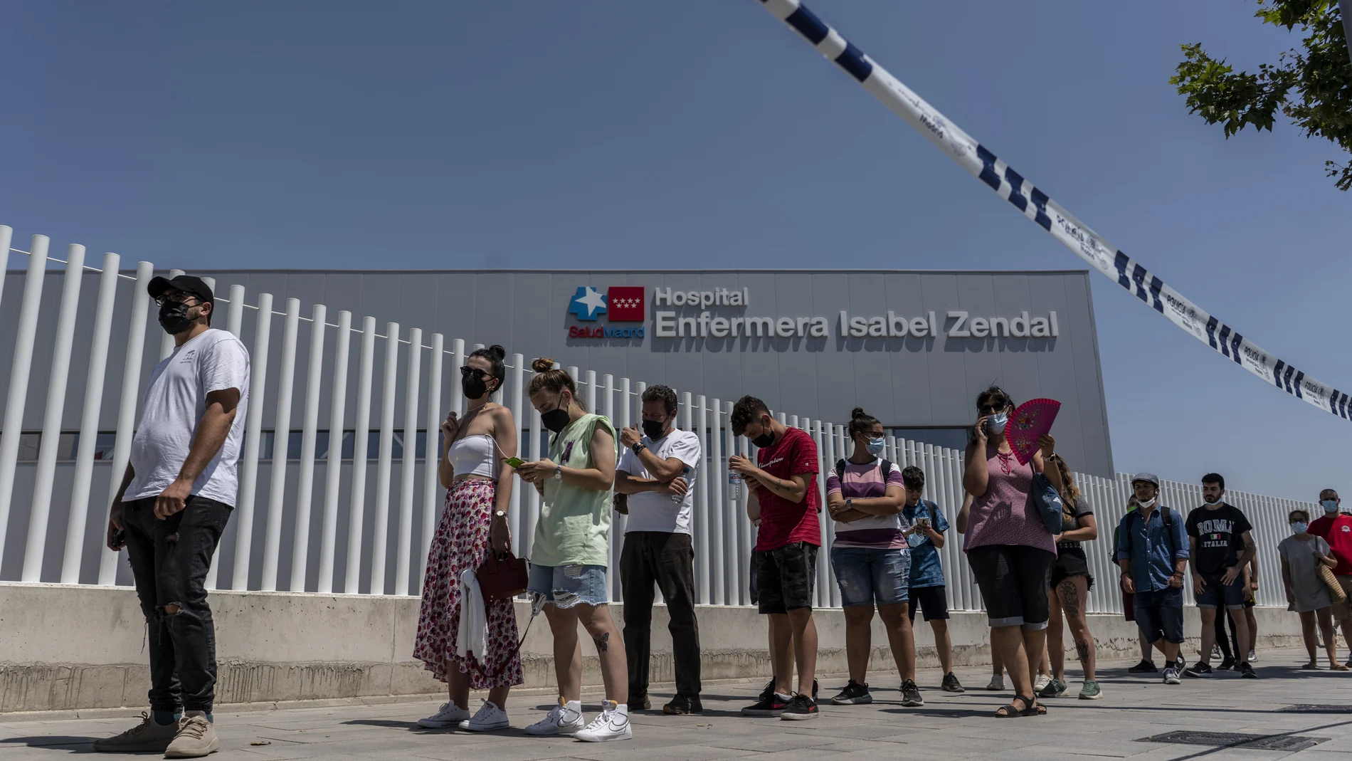 Algunas personas hacen cola a las puertas del Hospital Zendal para vacunarse