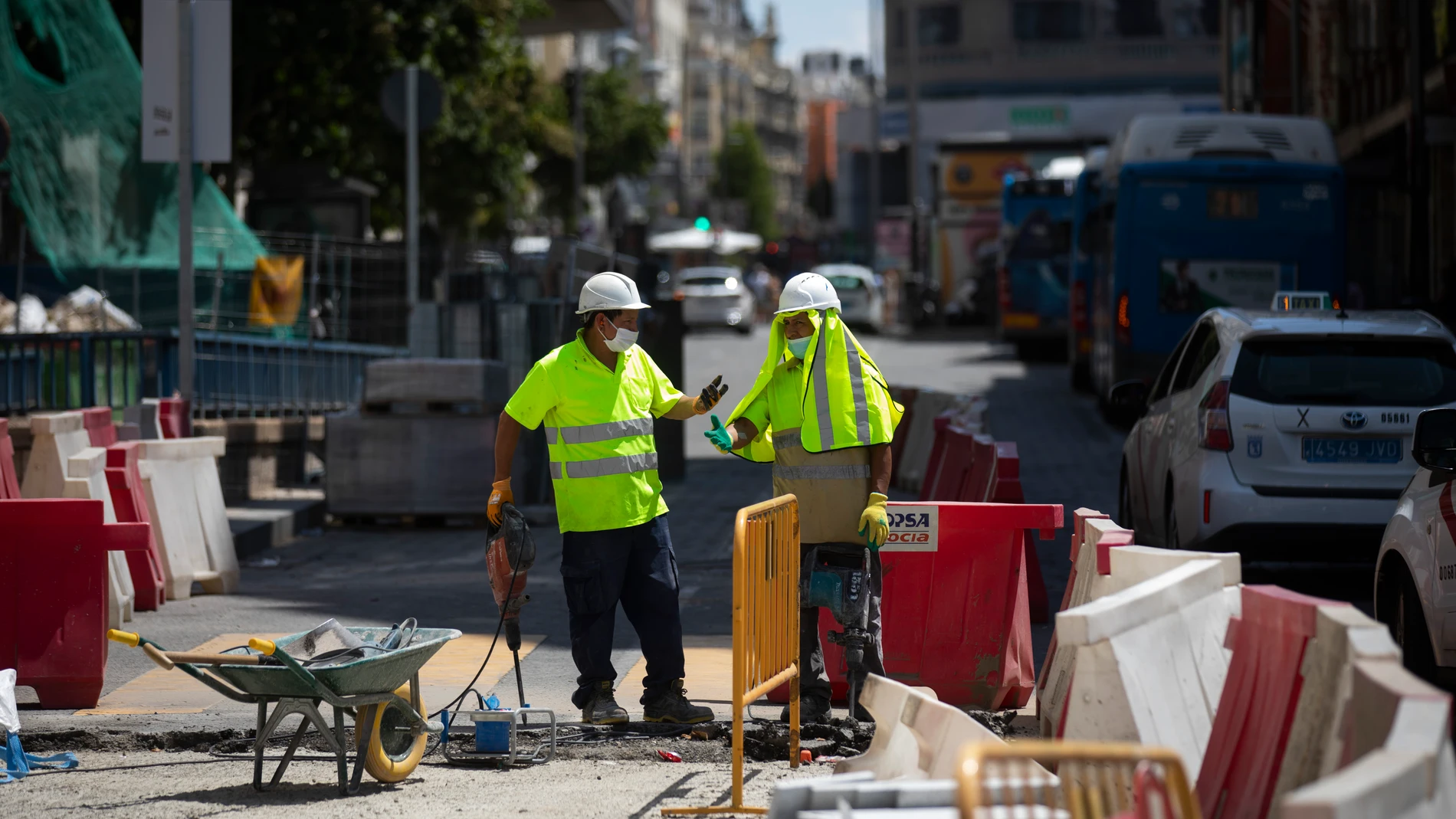 Imagen de trabajadores de las obras en la Plaza de Santo Domingo protegiendose del sol y de las altas temperaturas de este mes de Julio en la capital.