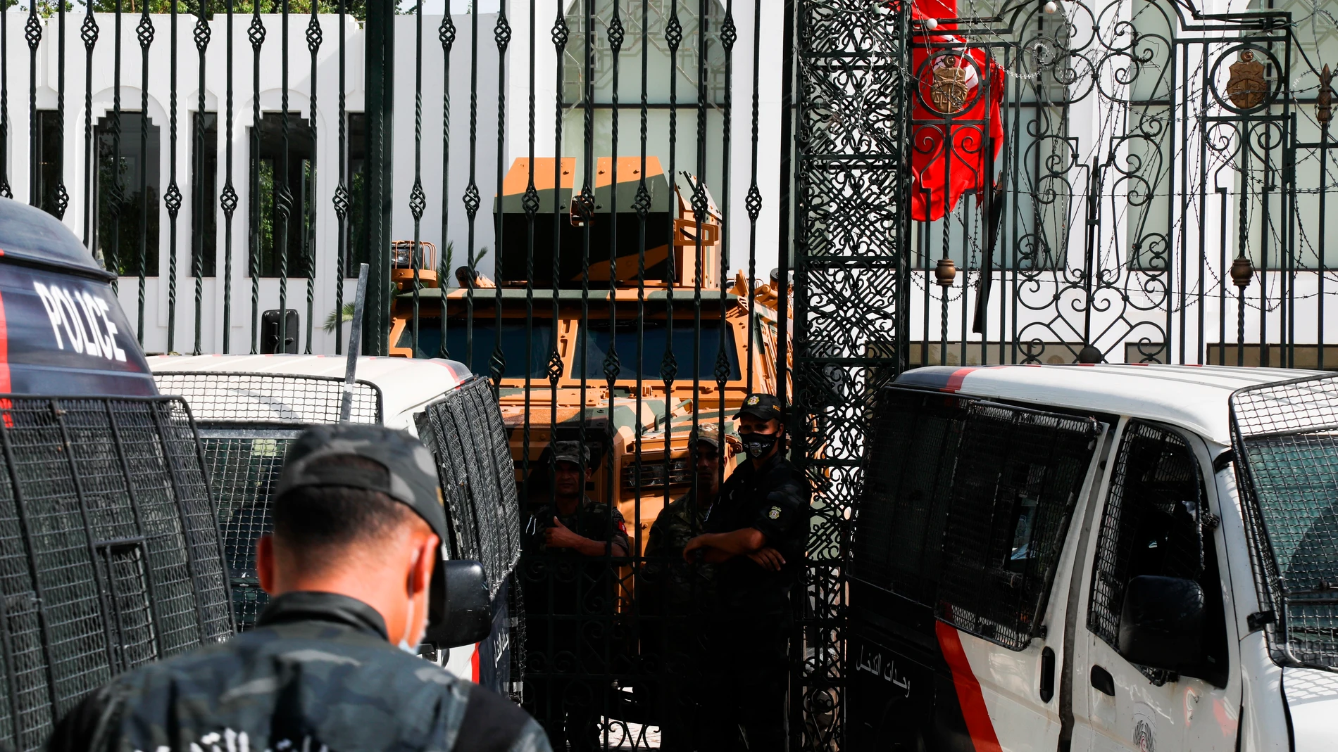 Imágenes del Parlamento tras el golpe presidencial en Túnez EFE/EPA/STR