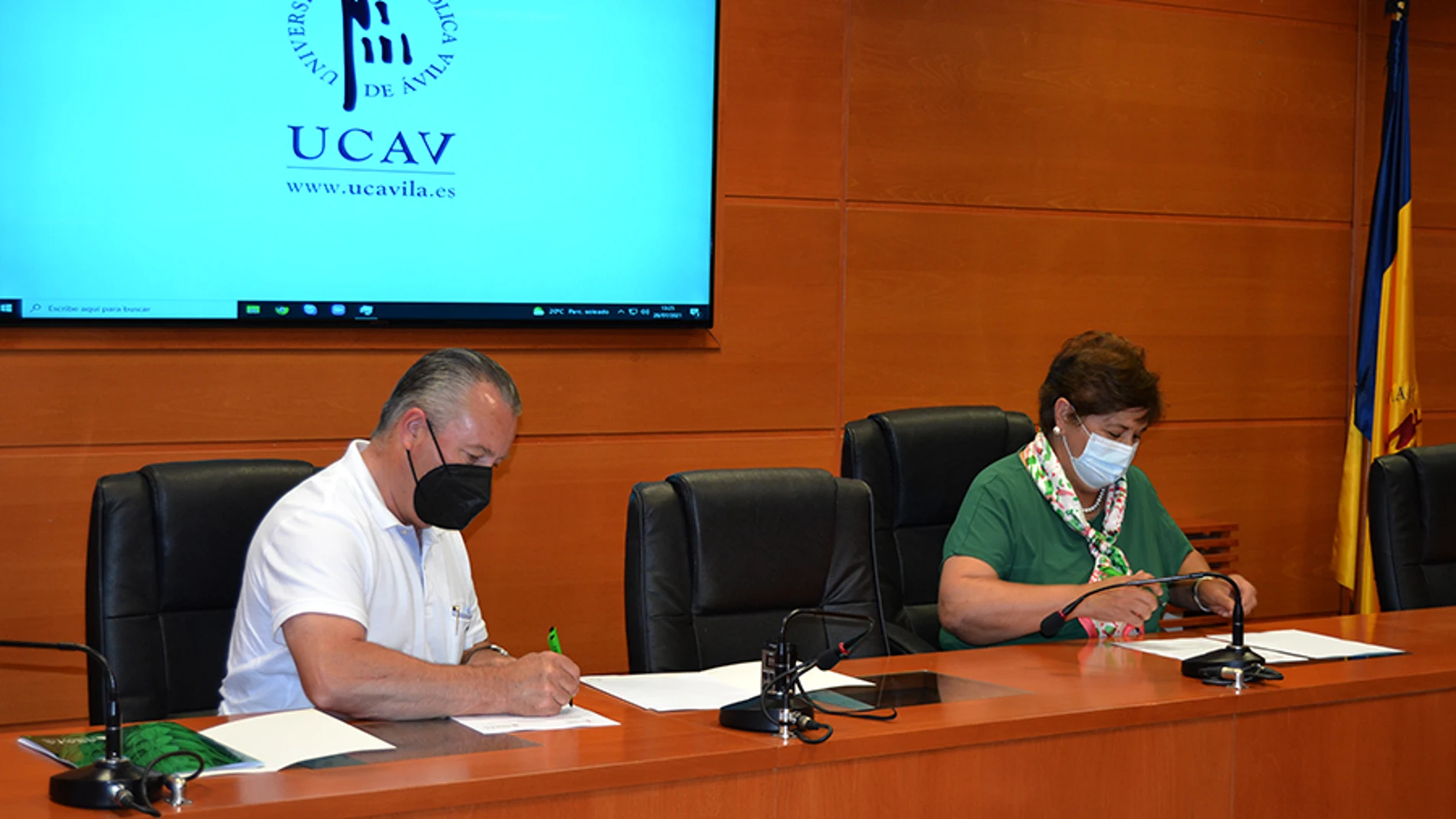 Firma del convenio entre la UCAV y Asaja a cargo de Sáez Yuguero y Donaciano Dujo