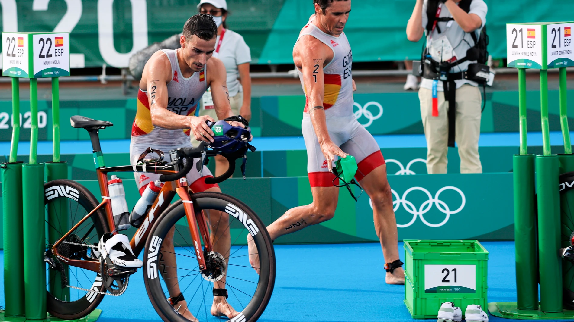 Mario Mola y Javier Gómez Noya, en la transición de la natación a la bicicleta en el triatlón de los Juegos Olímpicos de Tokio