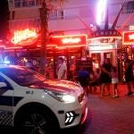 La policía patrulla una zona de ocio nocturno de Benidorm