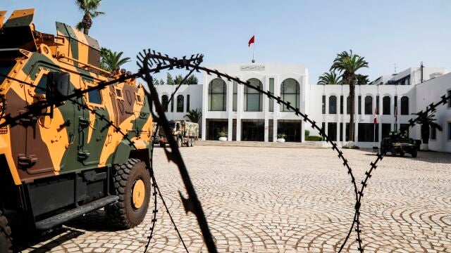 Un convoy militar a las afueras de la sede del parlamento en Túnez