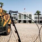 Un convoy militar a las afueras de la sede del parlamento en Túnez