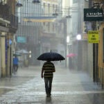 Una persona caminando bajo la lluvia