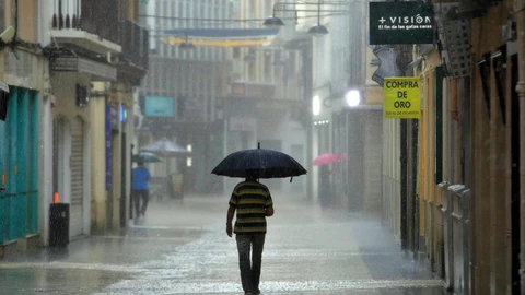 Una persona caminando bajo la lluvia