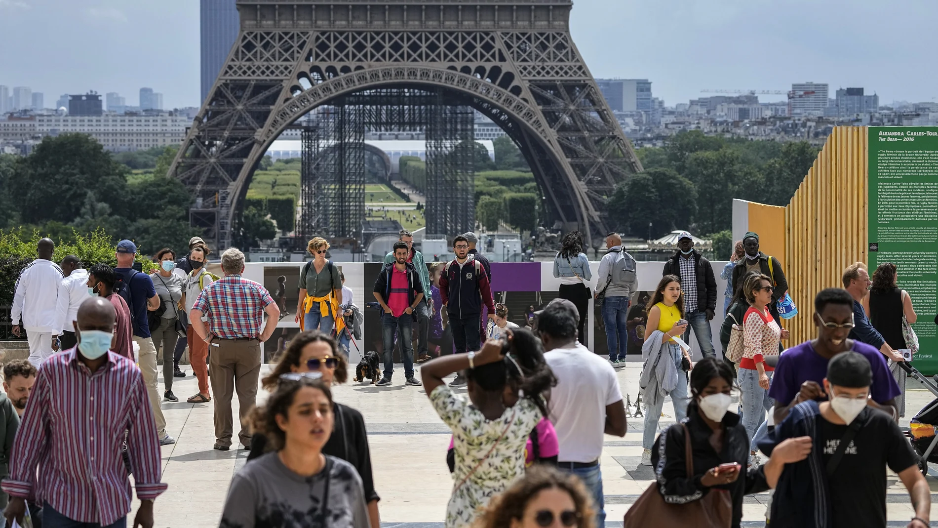Imagen de un concurrido París, con y sin mascarilla, con la Torre Eiffel al fondo