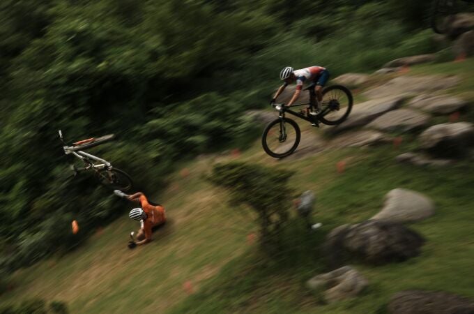 La caída de Mathieu van der Poel en la prueba de Mountain bike en los Juegos Olímpicos de Tokio 2020