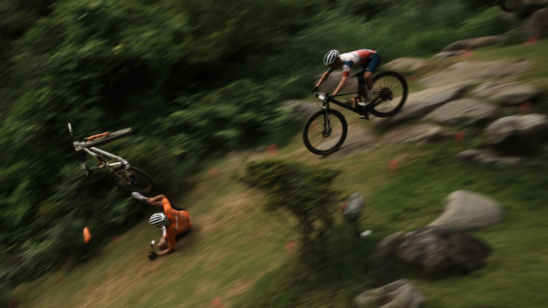 La caída de Mathieu van der Poel en la prueba de Mountain bike en los Juegos Olímpicos de Tokio 2020