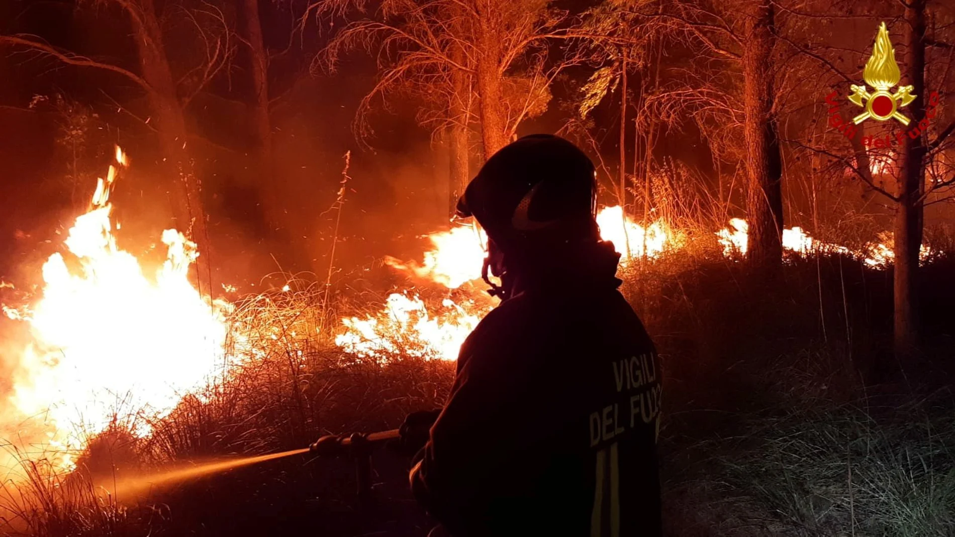 Un bombero lucha contra las llamas cerca de Erice, en Sicilia