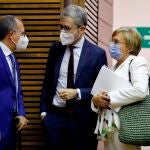 El conseller de Política Territorial, Arcadi España (en el centro), junto a la consellera de Sanitat, Ana Barceló, en Les Corts