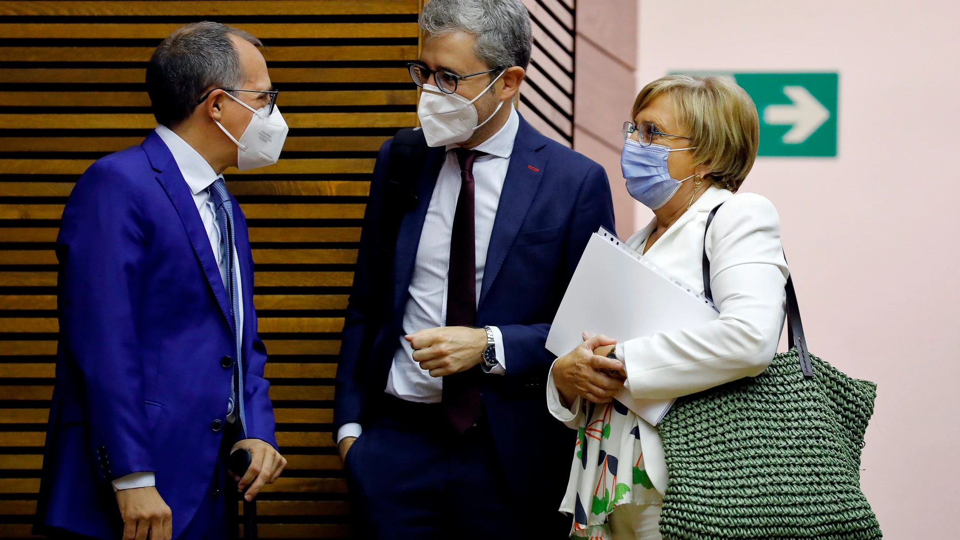 El conseller de Política Territorial, Arcadi España (en el centro), junto a la consellera de Sanitat, Ana Barceló, en Les Corts