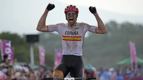 David Valero Serrano celebra la medalla de bronce lograda en Tokio 2020.