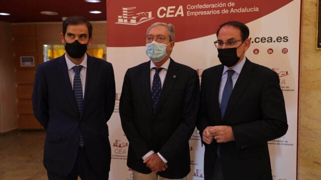 El director de Relaciones Externas de Mercadona en Andalucía, Jorge Romero; el consejero de Transformación Económica, Industria, Conocimiento y Universidades de la Junta de Andalucía, Rogelio Velasco; y el presidente de CEA, Javier González de Lara