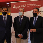 El director de Relaciones Externas de Mercadona en Andalucía, Jorge Romero; el consejero de Transformación Económica, Industria, Conocimiento y Universidades de la Junta de Andalucía, Rogelio Velasco; y el presidente de CEA, Javier González de Lara