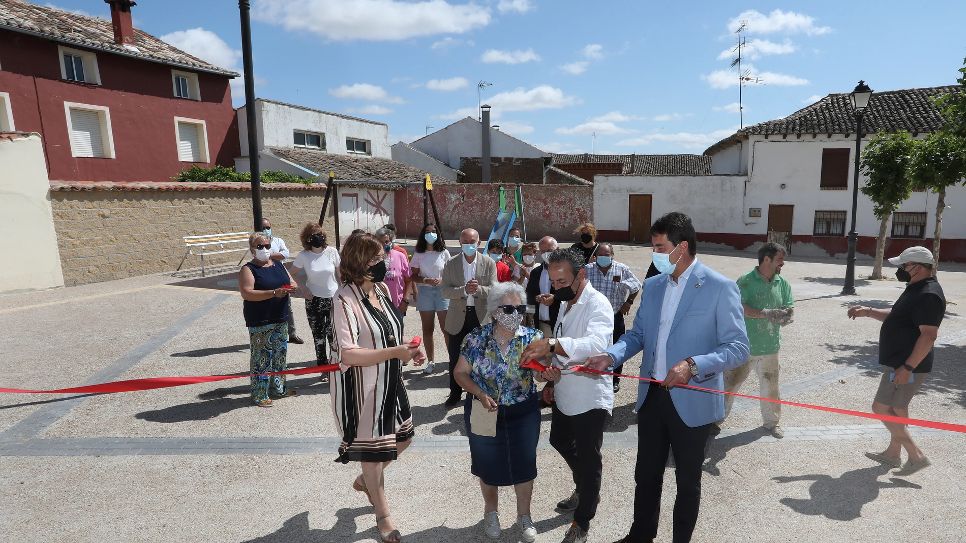El consejero de la Presidencia, Ángel Ibáñez, y la presidenta de la Diputación de Palencia, Ángeles Armisén, inauguran las obras de reforma de la Plaza Mayor de Arconada