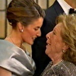 La Reina Letizia con su abuela a la entrada de la cena de gala antes de su boda con don Felipe