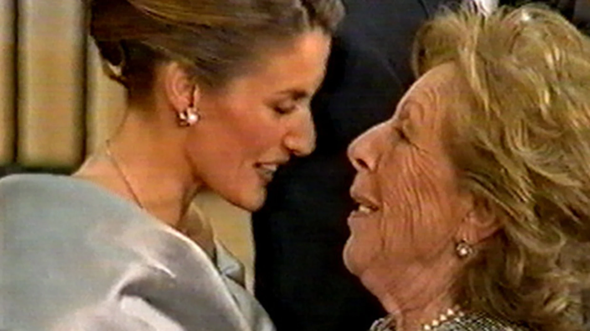 La Reina Letizia con su abuela a la entrada de la cena de gala antes de su boda con don Felipe