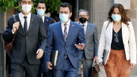 El presidente de la Generalitat, Pere Aragonès, acompañado por el vicepresidente Jordi Puigneró y la consellera de la Presidencia Laura Vilagrà