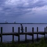 Un pescador camina en un muelle en el río St. Johns, en Palatka, Florida, el miércoles 14 de abril de 2021. Después de meses en una celda de prisión, Warren Williams anhelaba pescar el St. Johns de nuevo. Esperaba pasar días al aire libre en su trabajo de jardinería y escribir poemas y música en su tiempo libre.
