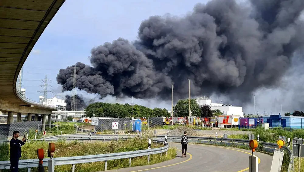 Una nube de humo negra en Leverkusen tras la explosión