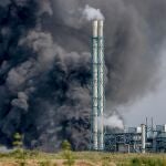 Una nube de humo negro en Leverkusen tras la explosión en un parque de empresas químicas