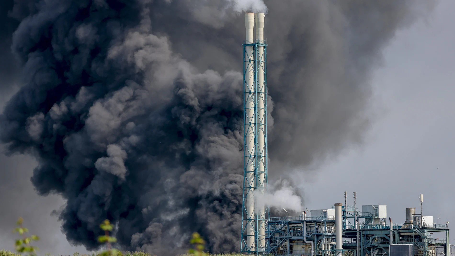 Una nube de humo negro en Leverkusen tras la explosión en un parque de empresas químicas