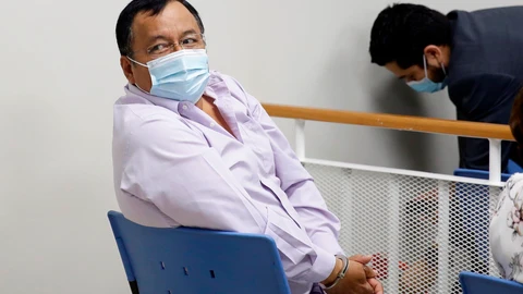 ES2005.SAN SALVADOR (EL SALVADOR) 27/07/2021- El exdiputado Calixto Mejía llega hoy a una sede judicial en San Salvador (El Salvador). Una corte de Paz instaló este martes la audiencia inicial en contra de 10 exfuncionarios salvadoreños, entre estos el expresidente Salvador Sánchez Cerén - ausente en el proceso-, por cargos de corrupción por supuestamente recibir pagos irregulares en la administración de Mauricio Funes (2009-2014). EFE/Rodrigo Sura