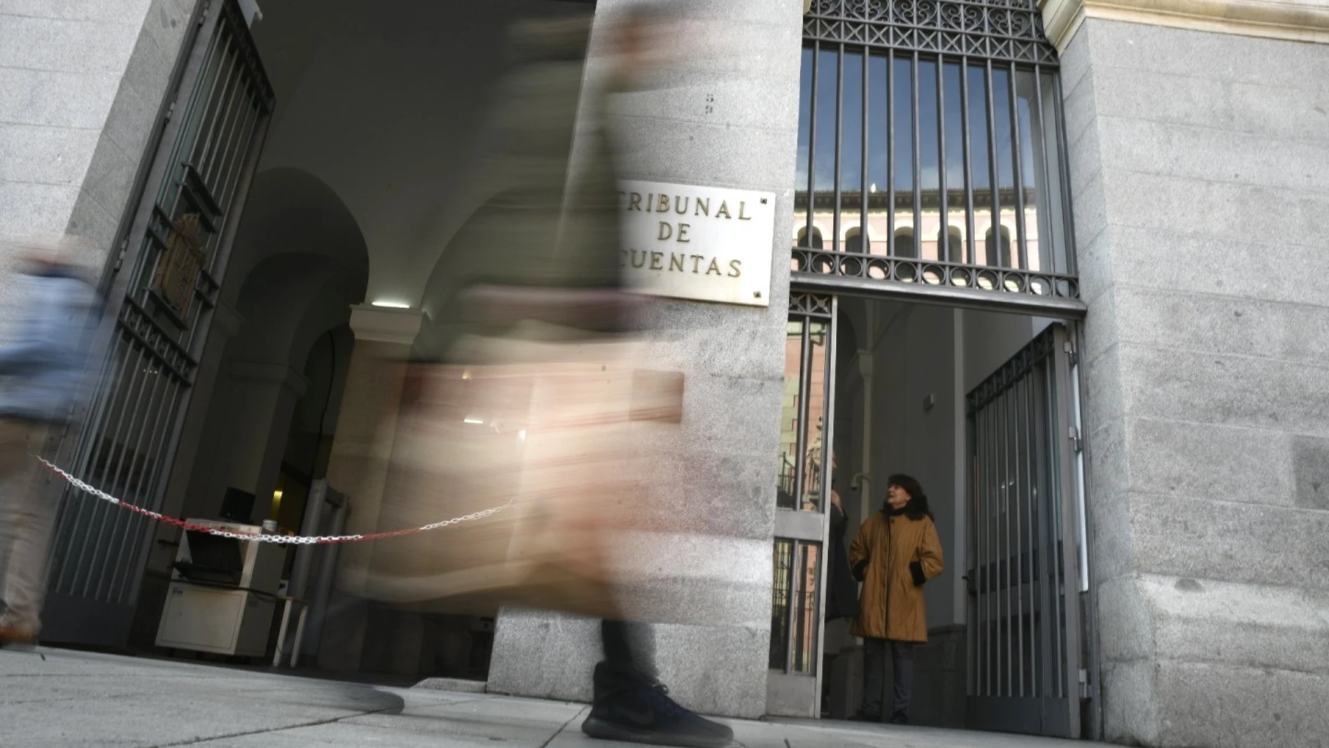 Puerta principal del edificio del Tribunal de Cuentas en la Calle Fuecarral , número 81 de Madrid