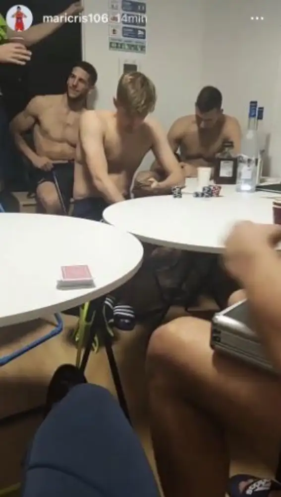 Jugadores de Eslovenia, sin camiseta y bebida