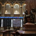 Una de las instalaciones del Palacio de la Bolsa de Madrid con paneles del IBEX, a 27 de julio de 2021