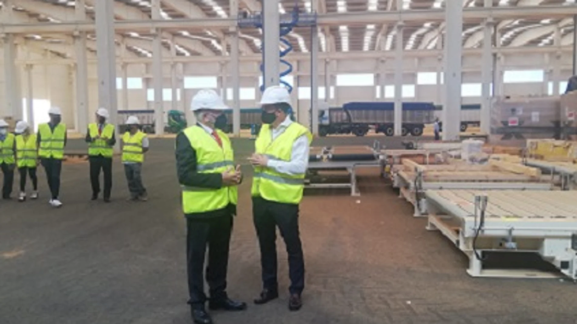 Francisco Requejo visita las futuras instalaciones de Latem Aluminium