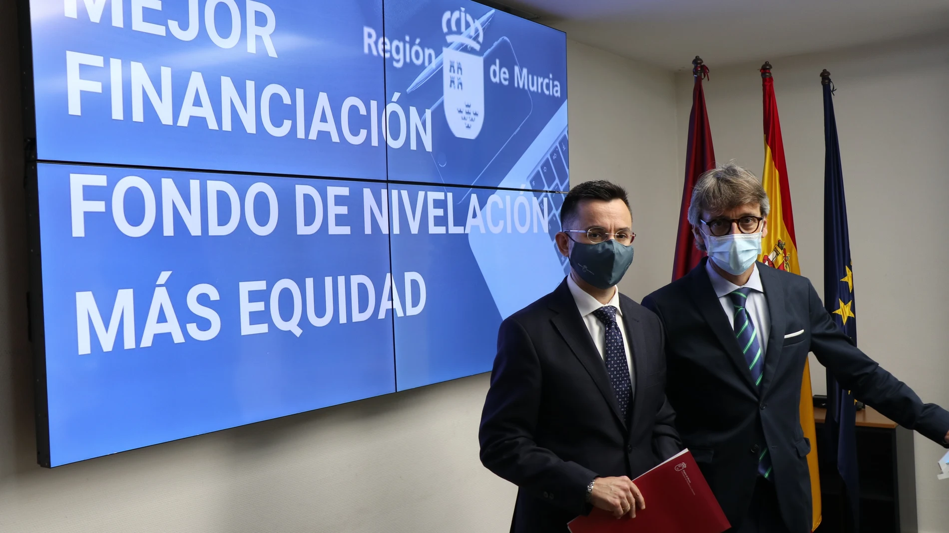 Imagen del consejero de Economía, Hacienda y Administración Digital, Luis Alberto Marín, y del director general de Presupuestos y Fondos Europeos, Pedro Soto, antes del comienzo del Consejo de Política Fiscal y Financiera