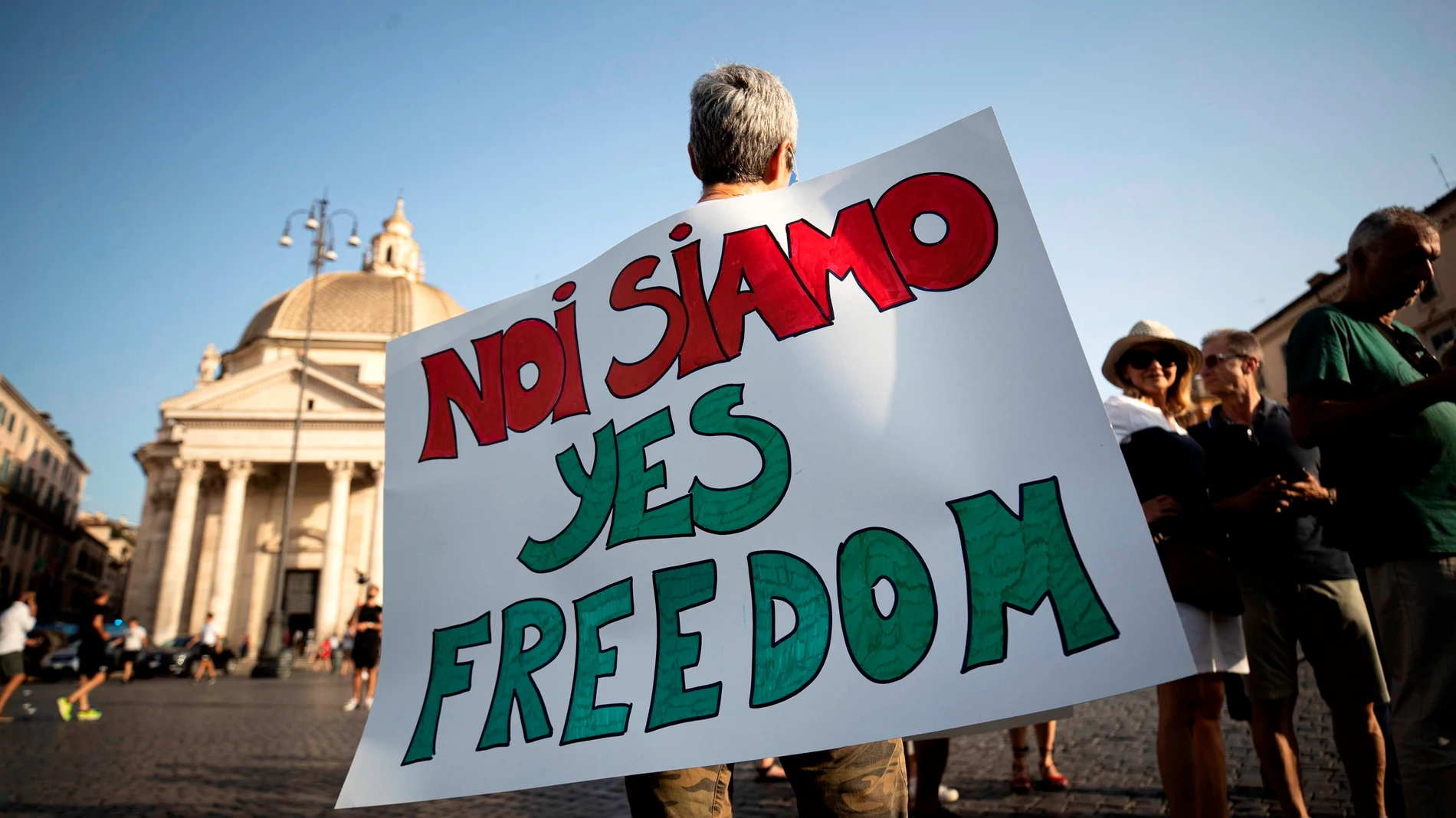 Manifestantes en Roma contra la obligatoriedad de tener un certificado covid para entrar en bares y restaurantes