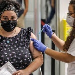 Una mujer recibe la vacuna contra el Covid-19
