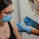 Una enfermera administra la vacuna contra el Covid-19 a una joven en el dispositivo puesto en marcha en la Ciutat de les Arts i les Ciències de Valencia