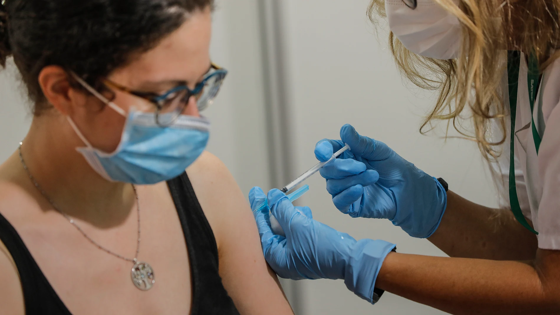 Una enfermera administra la vacuna contra el Covid-19 a una joven en el dispositivo puesto en marcha en la Ciutat de les Arts i les Ciències de Valencia