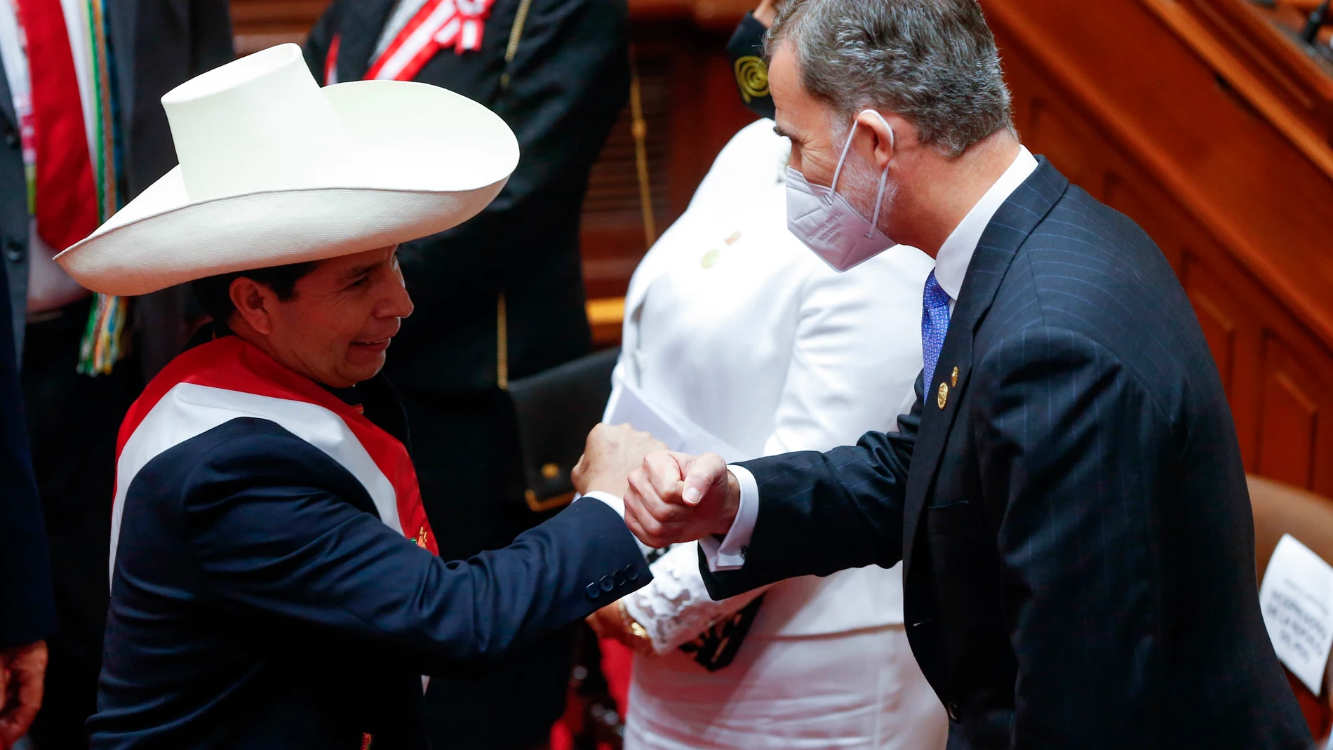 El presidente de Perú, Pedro Castillo (i), mientras saludaba al rey Felipe VI de España durante la ceremonia de Investidura del peruano.
