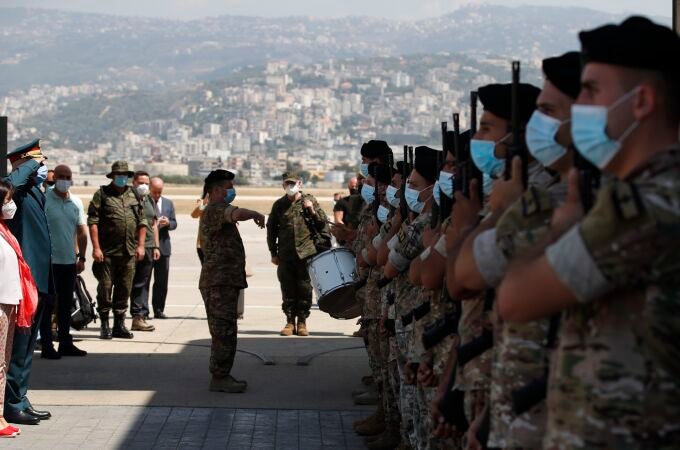 Imagen de archivo de la ministra de Defensa, Margarita Robles, visitando a las tropas españolas desplegadas en Líbano